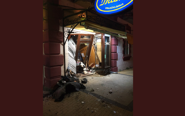 Инцидент за време забране креатања: Џипом се закуцао у излог